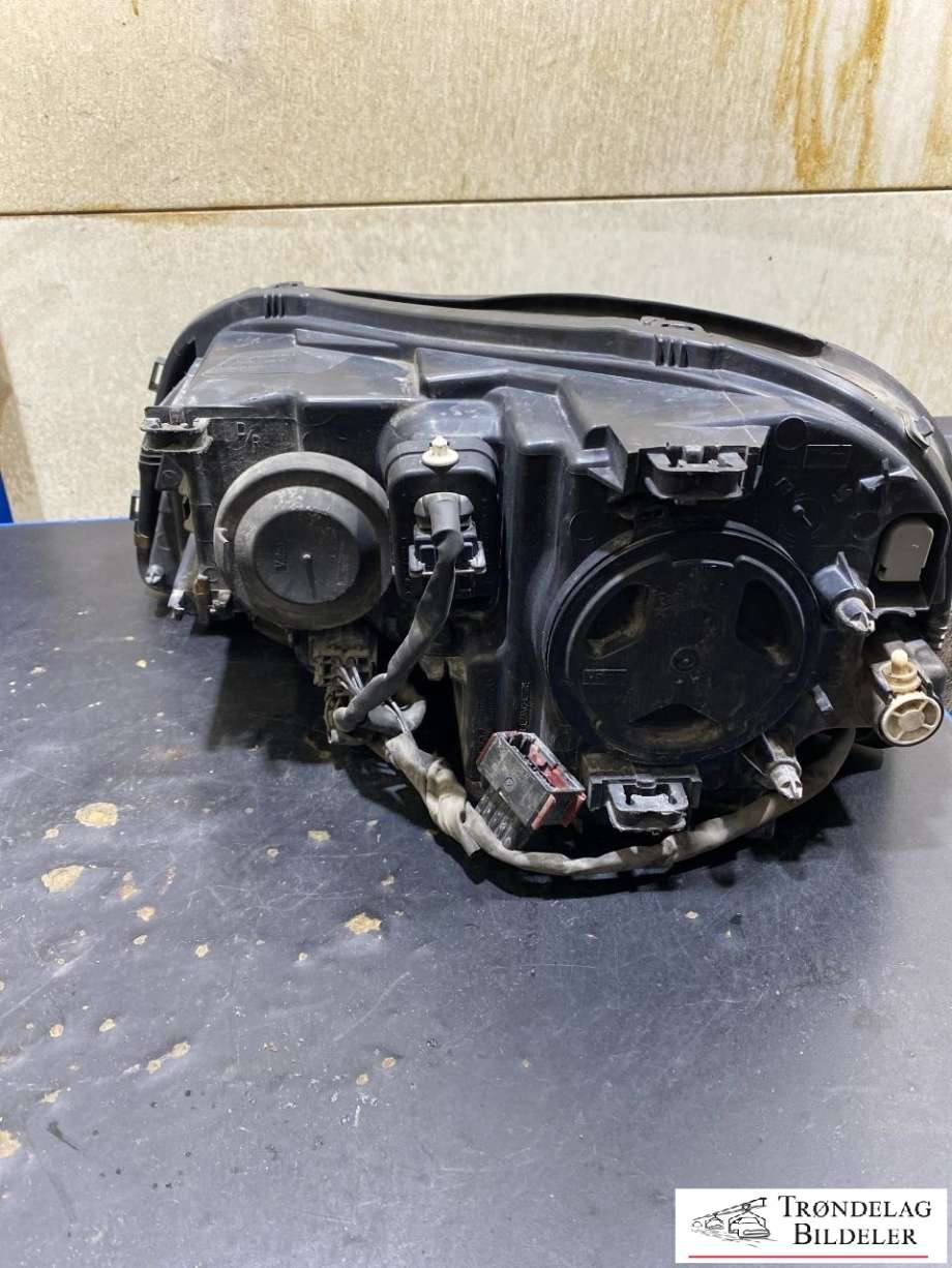 Frontlykt høyre halogen til Volvo XC90 2002-2006 (Type I, Fase 1)  (31111187|89902051|)