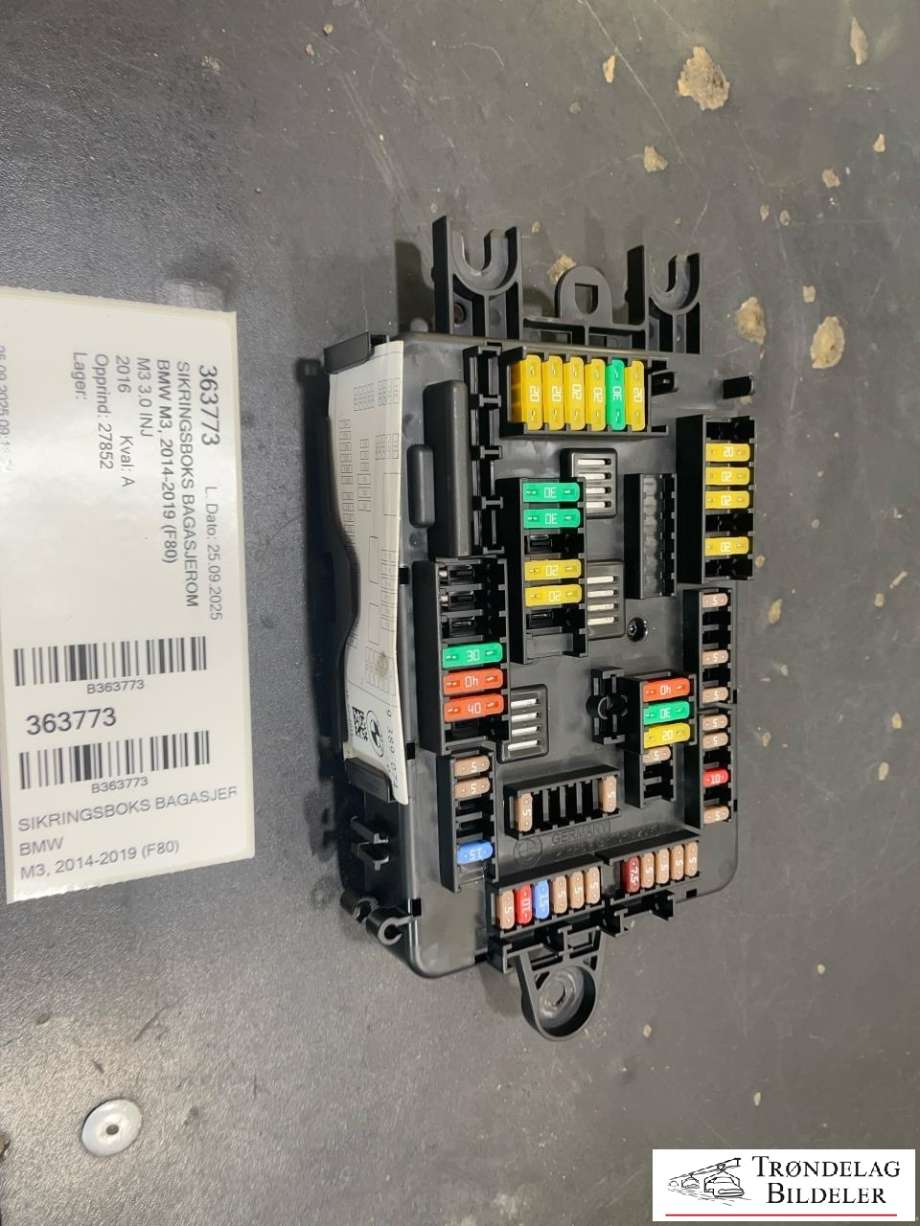 Sikringsboks bagasjerom til BMW M3 2014-2019 (F80) (F80) (9389070 01|61 14 9 259 466|)