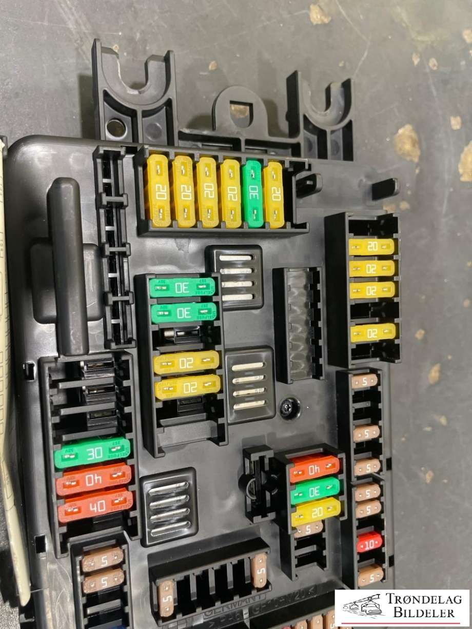 Sikringsboks bagasjerom til BMW M3 2014-2019 (F80) (F80) (9389070 01|61 14 9 259 466|)