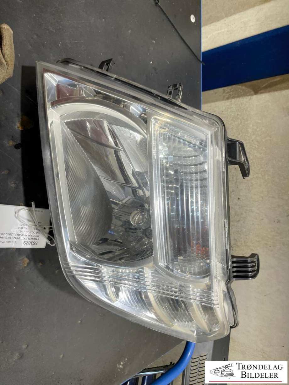 Frontlykt venstre halogen til Nissan Navara, 2010-2015 (Fase 2) (D40) (D40) (260605X10B)