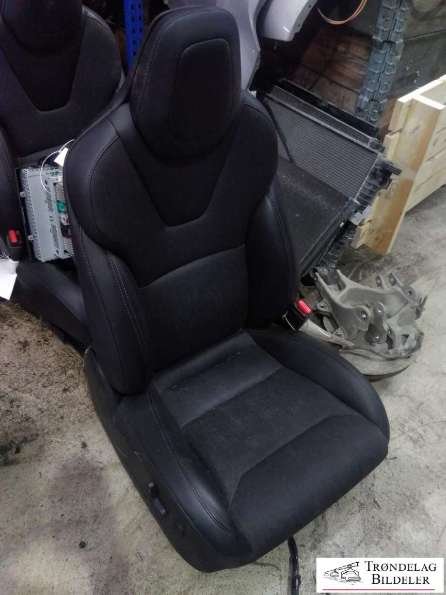 Sete foran høyre til Tesla Model S, 2016-2021 (Fase 2)  