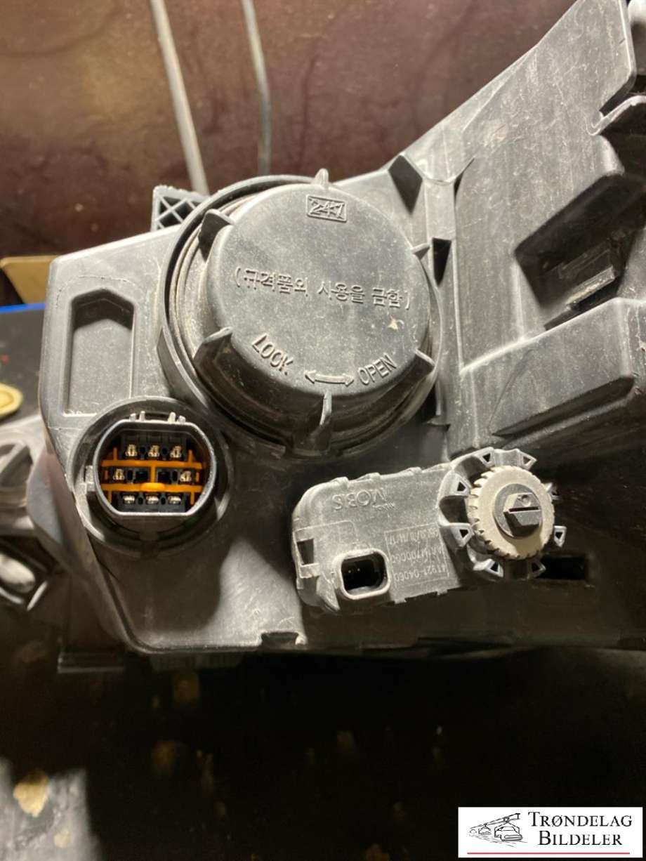 Frontlykt høyre halogen til Hyundai Veloster 2011-2015  (921022V160|92102-2V160|)
