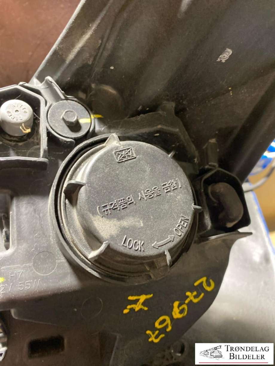 Frontlykt høyre halogen til Hyundai Veloster 2011-2015  (921022V160|92102-2V160|)