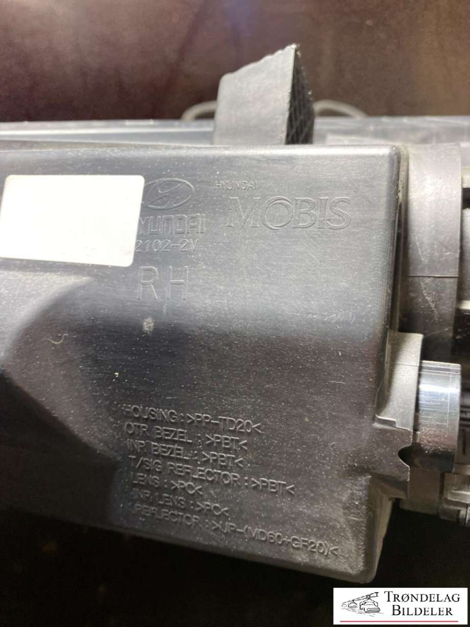 Frontlykt høyre halogen til Hyundai Veloster 2011-2015  (921022V160|92102-2V160|)