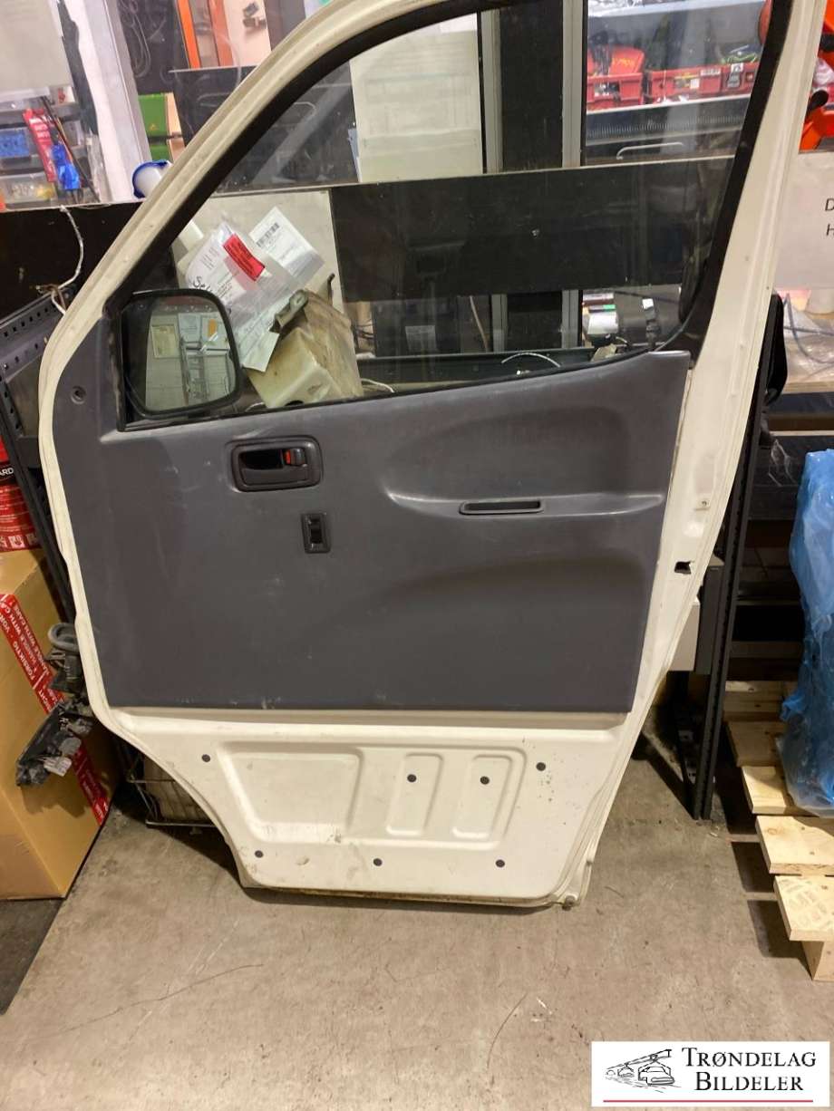 Dør høyre foran til Toyota Hiace 2001-2006 (Fase 2)  (67001-26180|67001-26170|67002-06160)