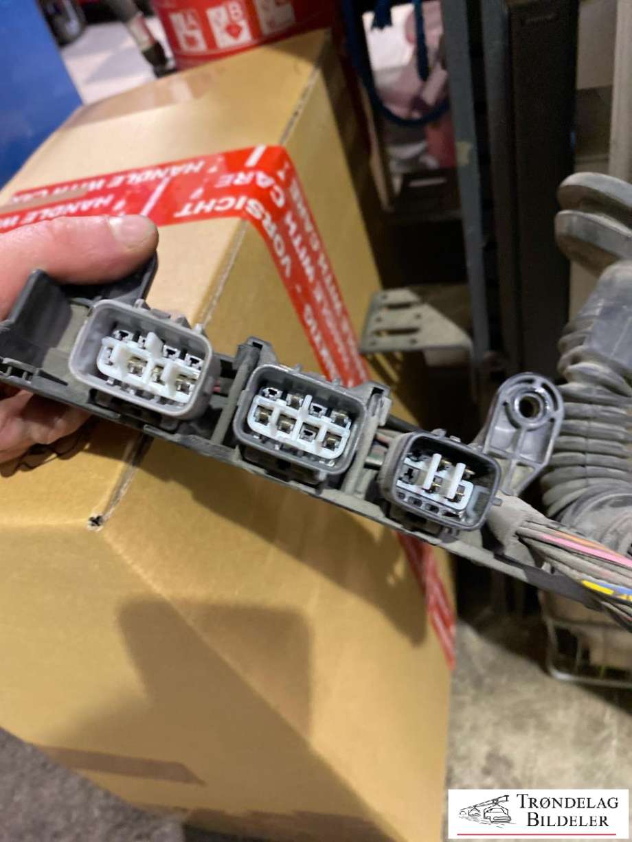 Dør høyre foran til Toyota Hiace 2001-2006 (Fase 2)  (67001-26180|67001-26170|67002-06160)