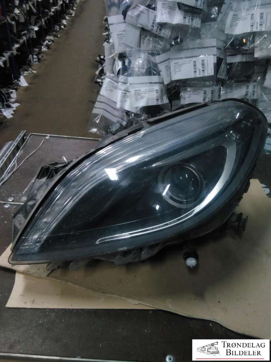 Frontlykt venstre halogen til Mercedes B-Klasse, electric drive, 2014-2018 (W242) (W242) (A2468200139)