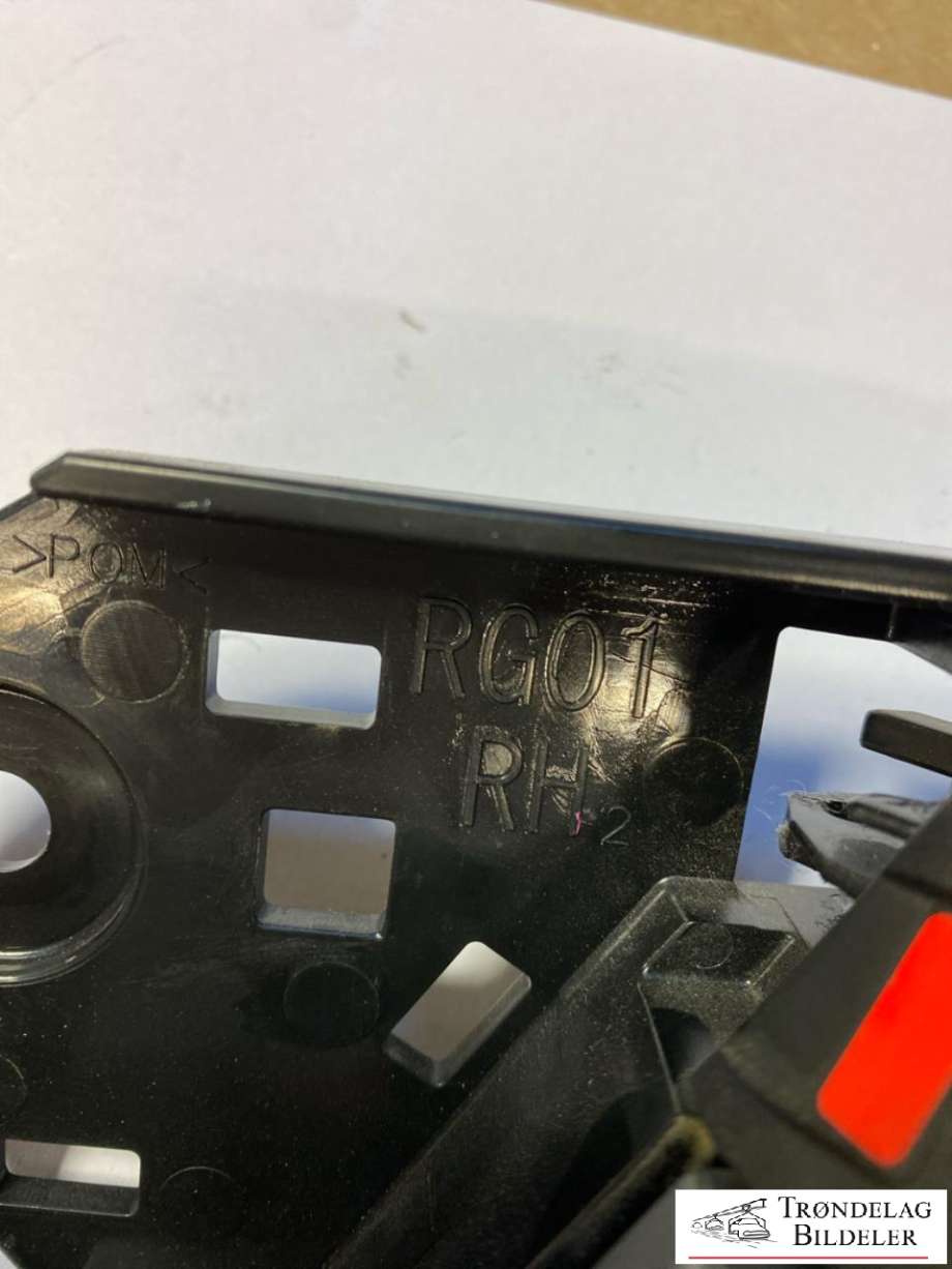 Dørhåndtak inv høyre foran til Isuzu D-Max 2021-->> (Type III) (8974799001|)