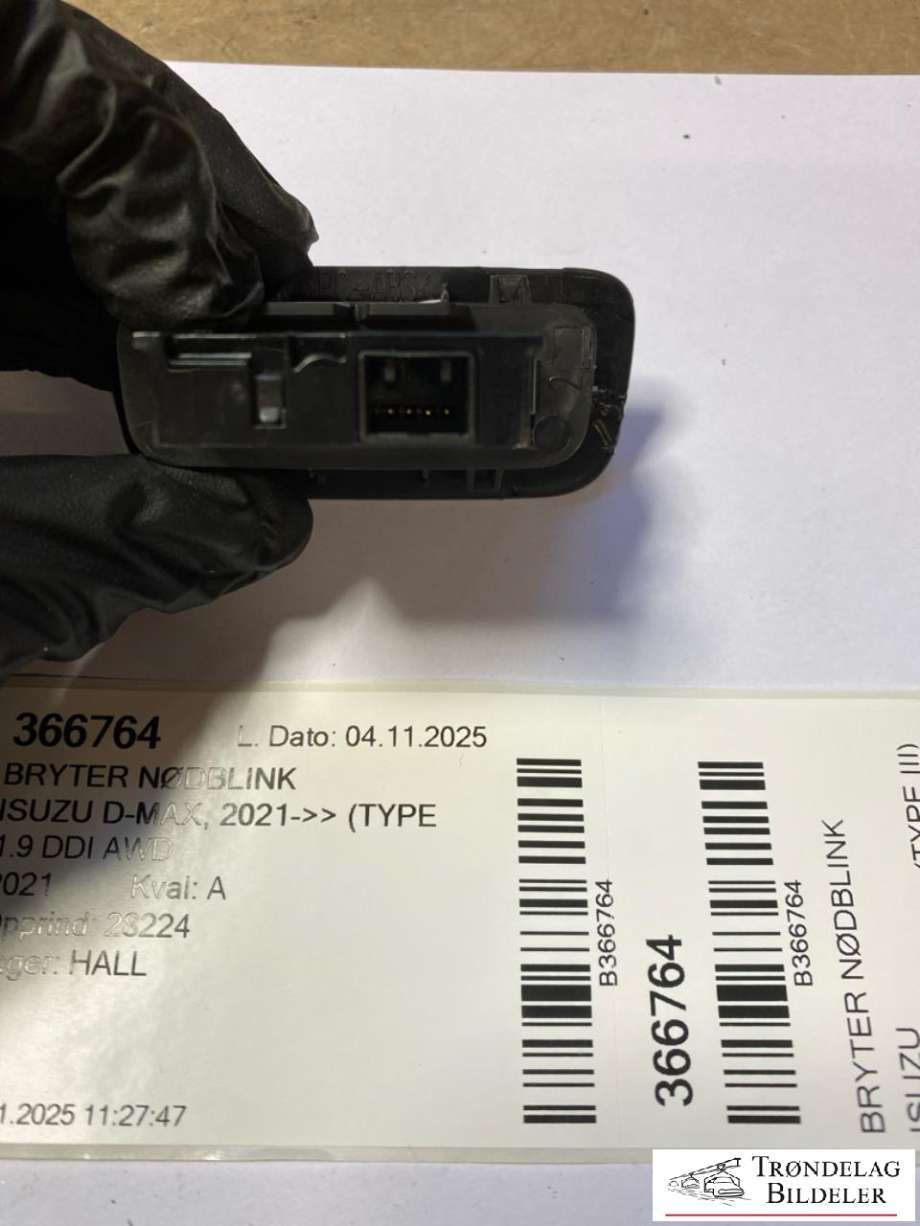 Bryter nødblink til Isuzu D-Max 2021-->> (Type III)  (8983945212|)