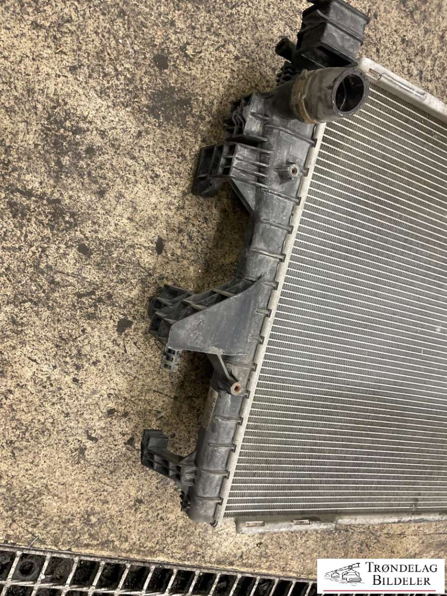 Radiator (automat gir) til VW Transporter / Caravelle 2009-2015 (Fase 2) (T5) (T5) (7E0 121 253 A|)