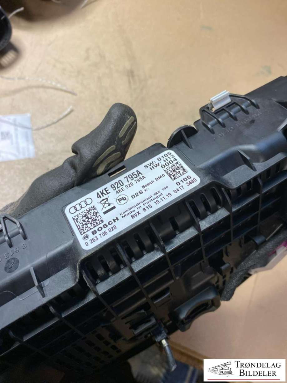 Instrumentpanel til Audi e-tron 2018-->>  (4KE 920 795 A|)