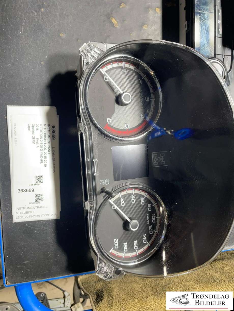 Instrumentpanel til Mitsubishi L200, 2015-2019 (Type V, Fase 1)  (8100C562)