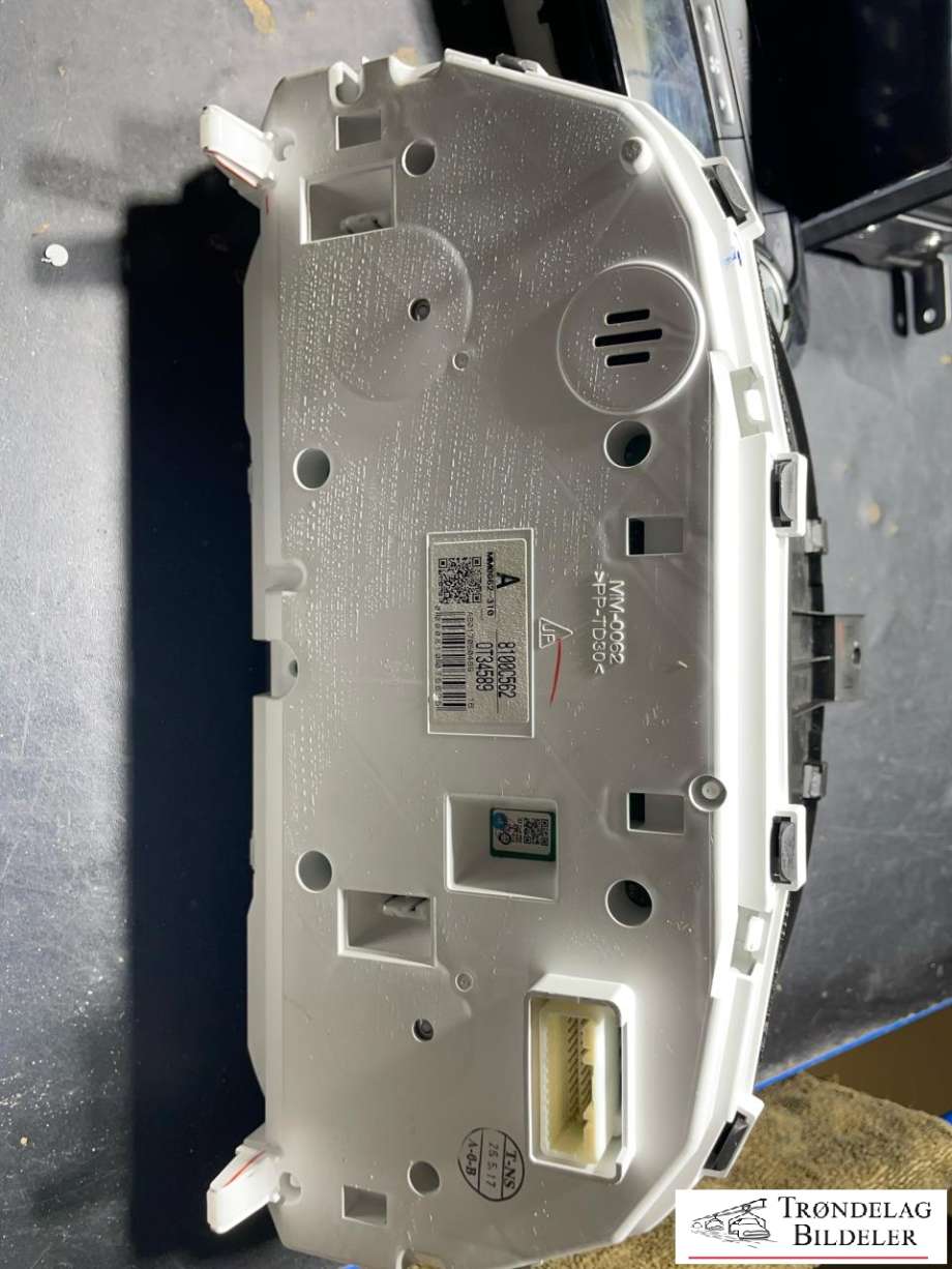 Instrumentpanel til Mitsubishi L200 2015-2019 (Type V, Fase 1)  (8100C562|)