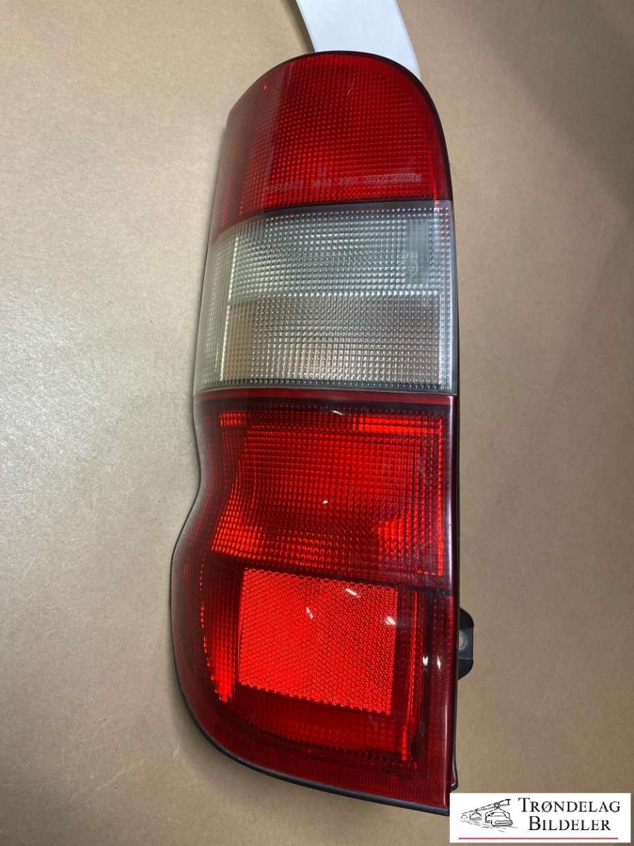 Baklykt venstre til Toyota Hiace 2001-2006 (Fase 2) (8156026410|)
