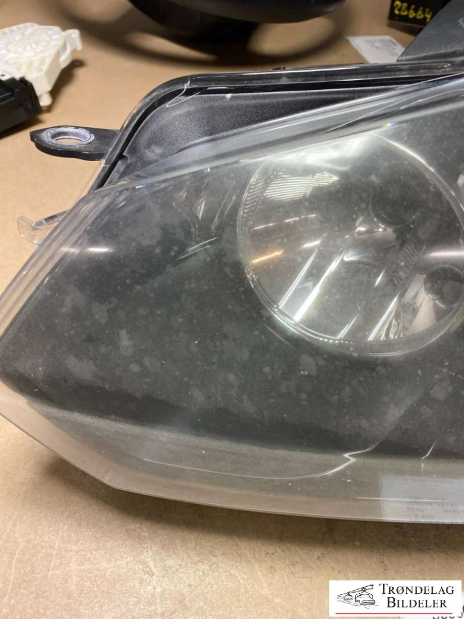 Frontlykt venstre halogen til VW Golf VI 2008-2012 (5K1941005M|)