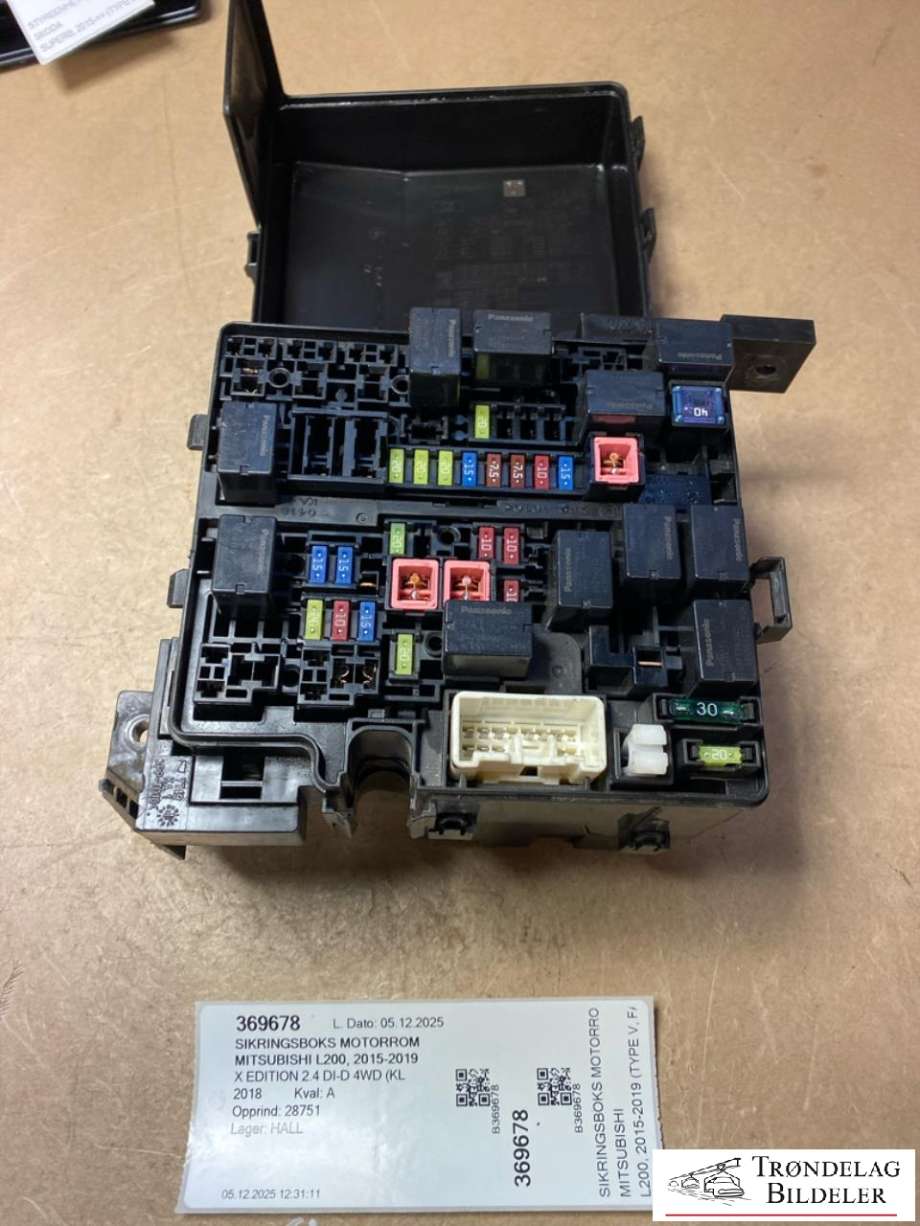 Sikringsboks motorrom til Mitsubishi L200, 2015-2019 (Type V, Fase 1)  (8565A368)