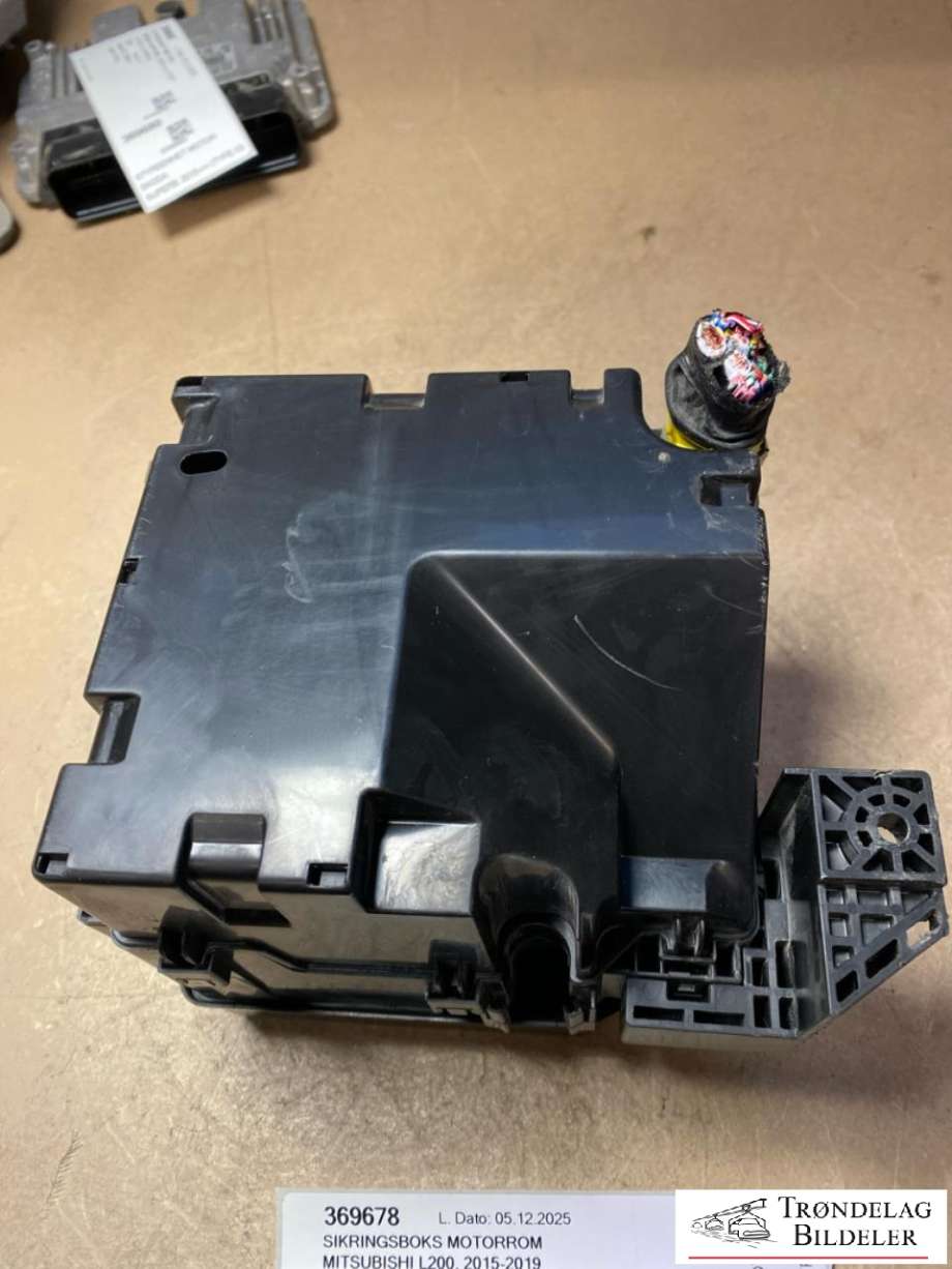 Sikringsboks motorrom til Mitsubishi L200 2015-2019 (Type V, Fase 1) (8565A368|8501G382|)