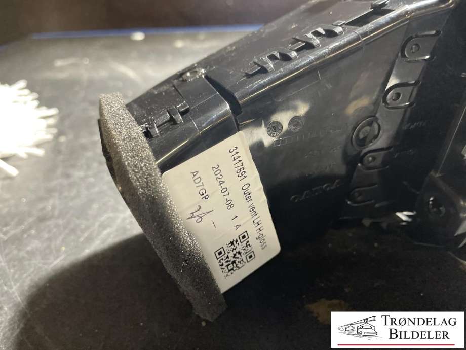 Dashbord friskluftdyse venstre til Volvo XC60 2017-->> (Type II)  (31417691|)