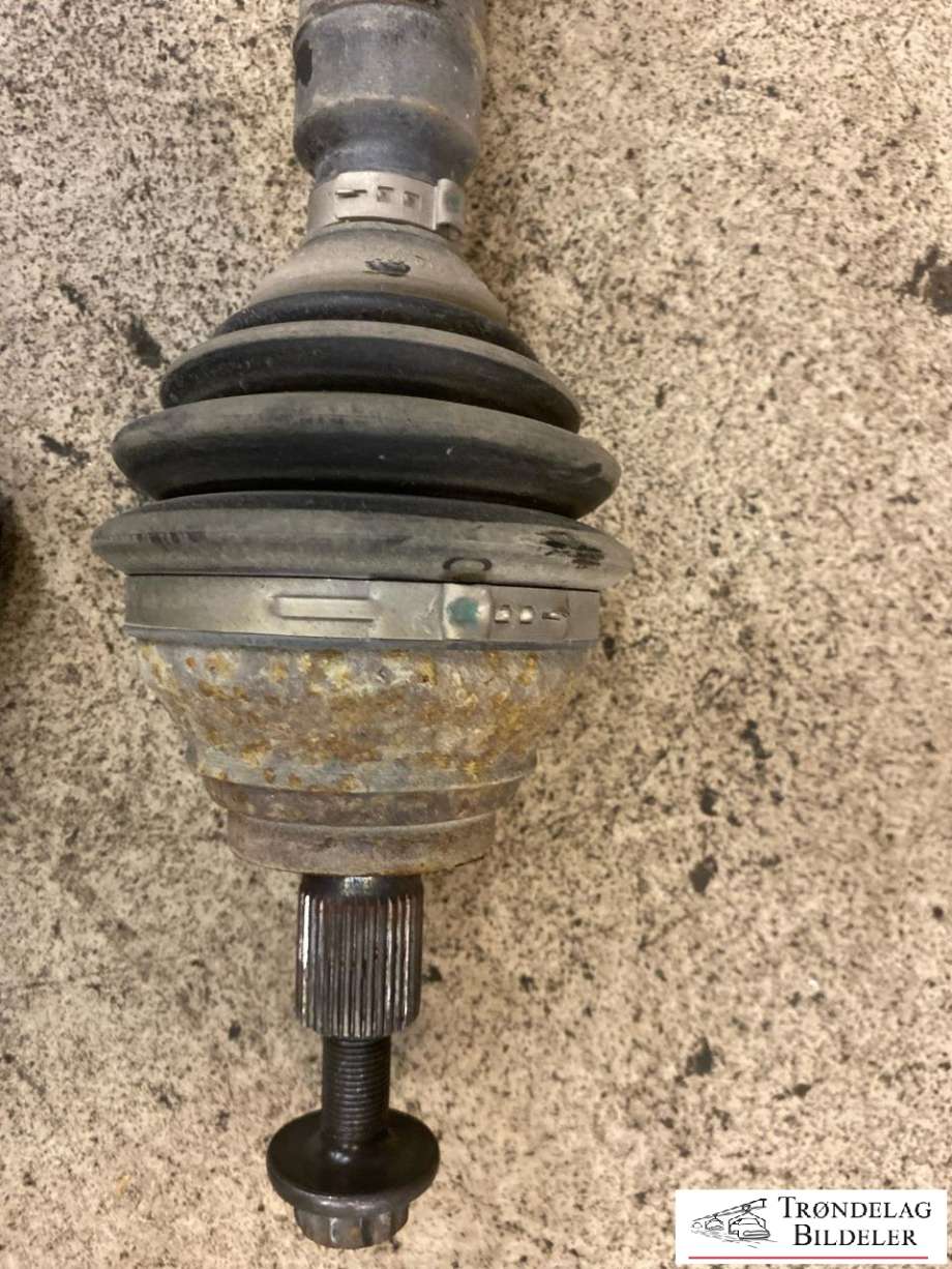 Drivaksel høyre foran, diesel/manuell til VW Caddy 2010-2015 (Type III, Fase 2)  (2K0407272E|2K0407272EX|3Q0407762LX|3Q0407272AB|)