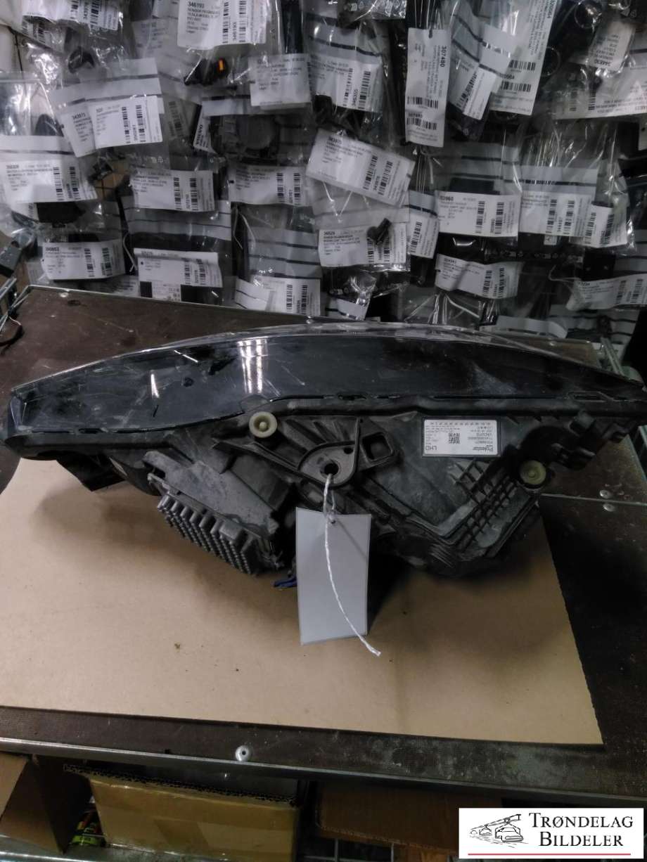 Frontlykt høyre full-LED til Polestar 2 2020-->>  (31698071|32228754|JB12|FULL|)