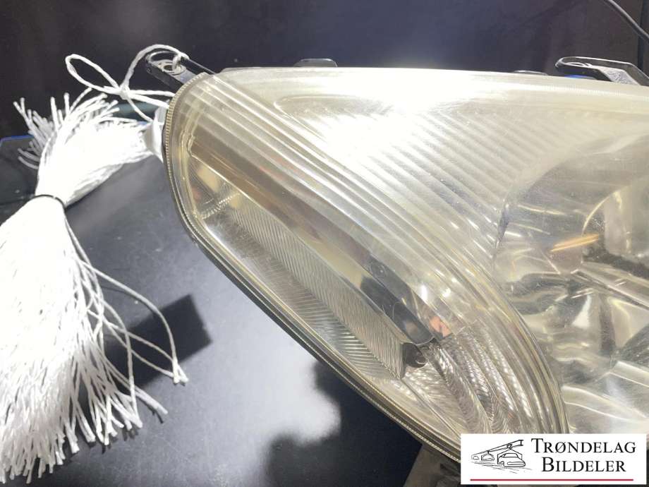 Frontlykt høyre halogen til Toyota RAV4 2000-2006 (Type II) (8111042160|)