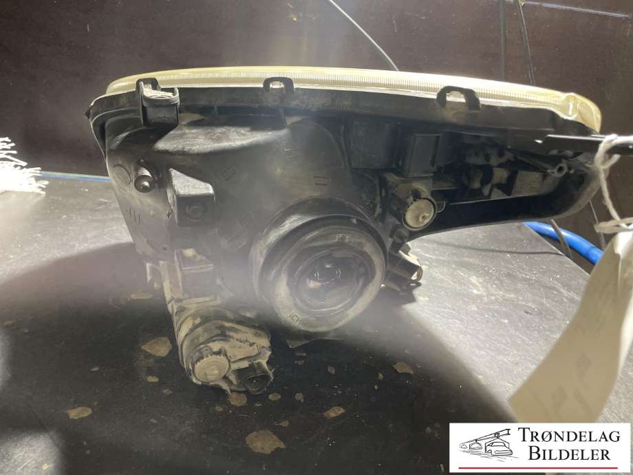 Frontlykt høyre halogen til Toyota RAV4 2000-2006 (Type II) (8111042160|)