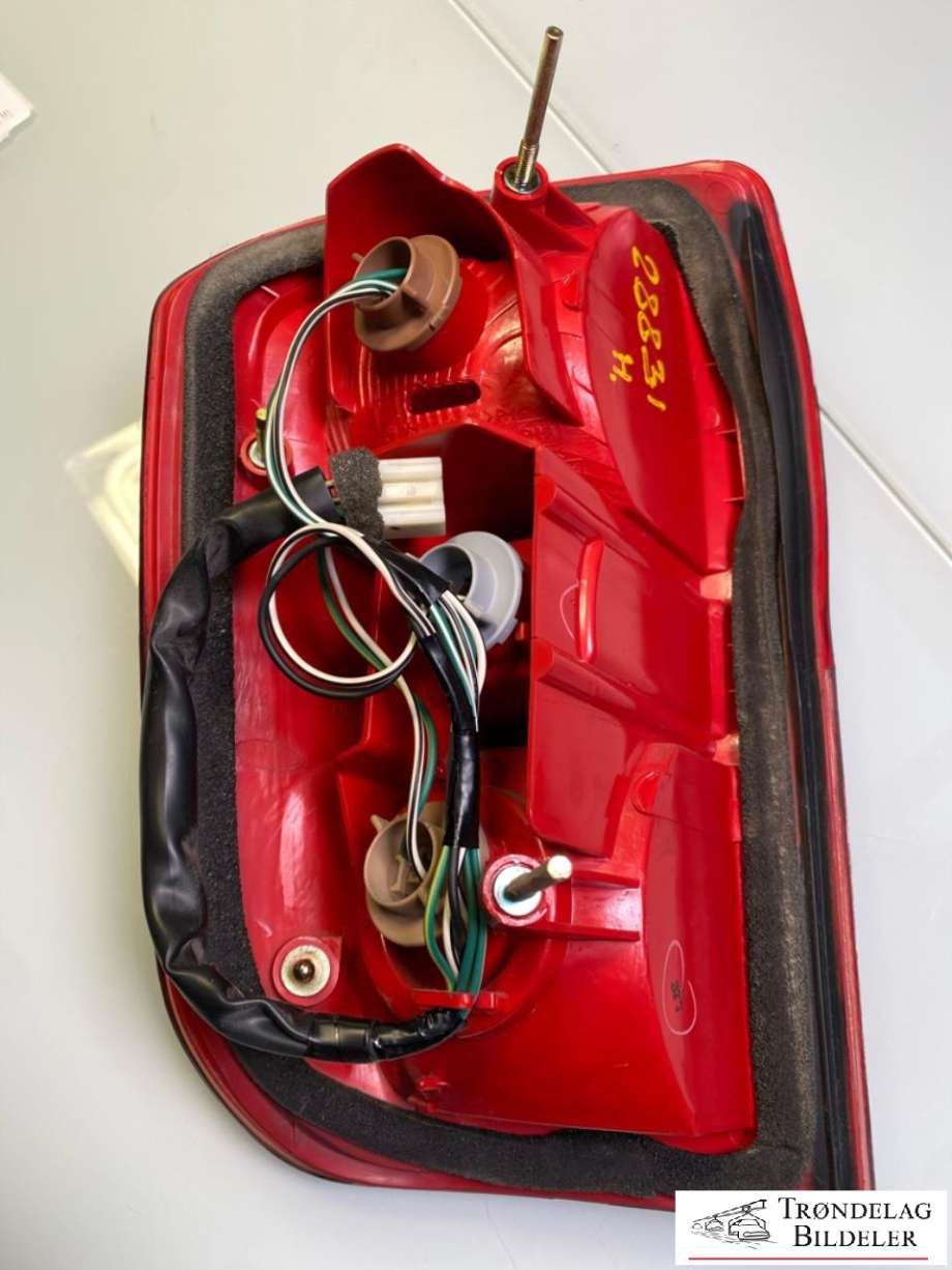 Baklykt høyre til Toyota RAV4 2000-2006 (Type II)  (8155142060|)