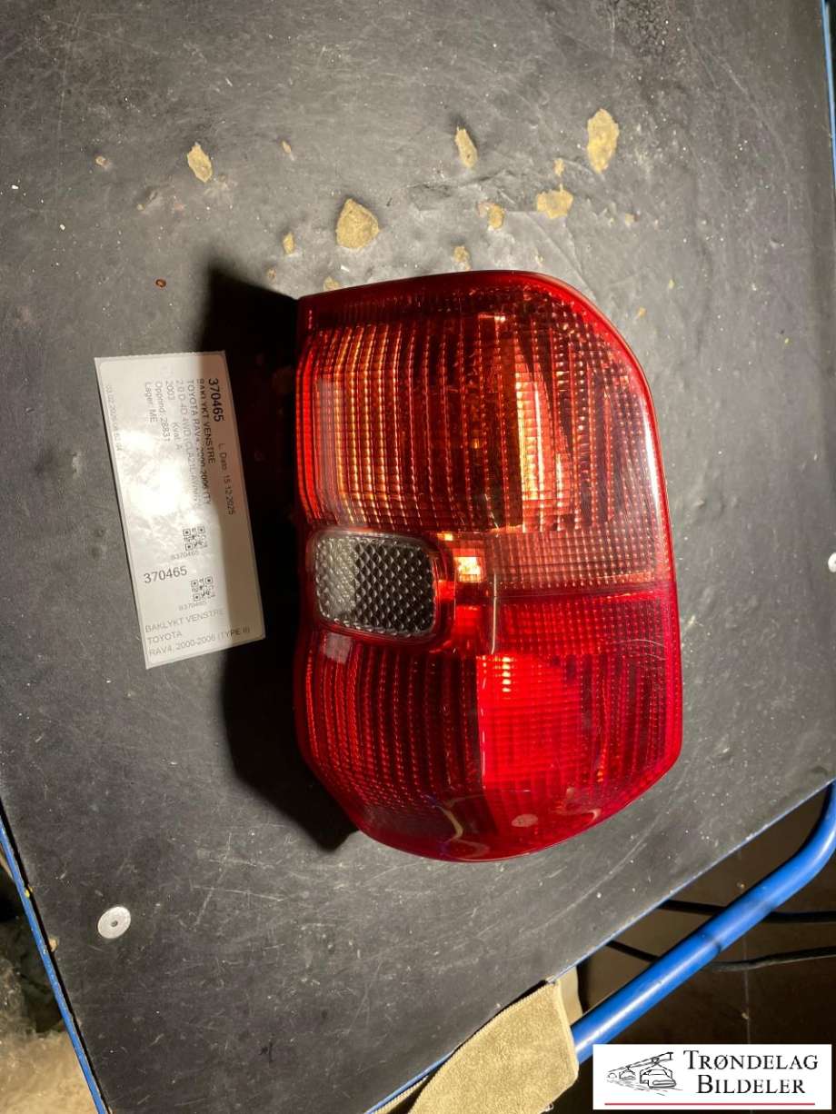 Baklykt venstre til Toyota RAV4 2000-2006 (Type II) (8156142060|)