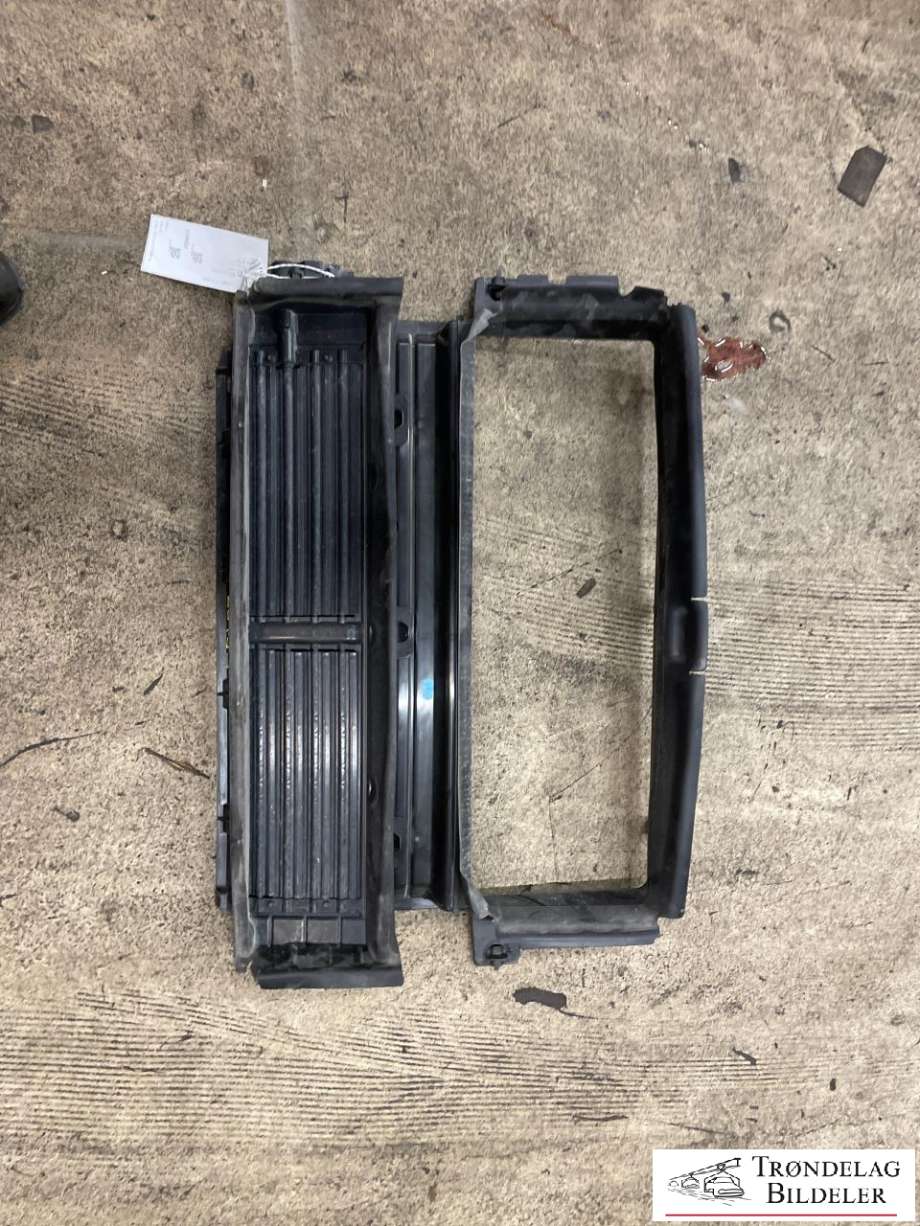 Grill til Volvo XC60, 2017-->> (Type II)  (32244782)