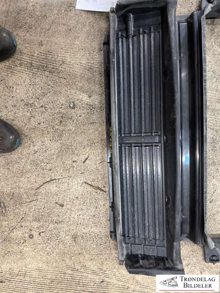 Grill til Volvo XC60 2017-->> (Type II)  (32244782|)