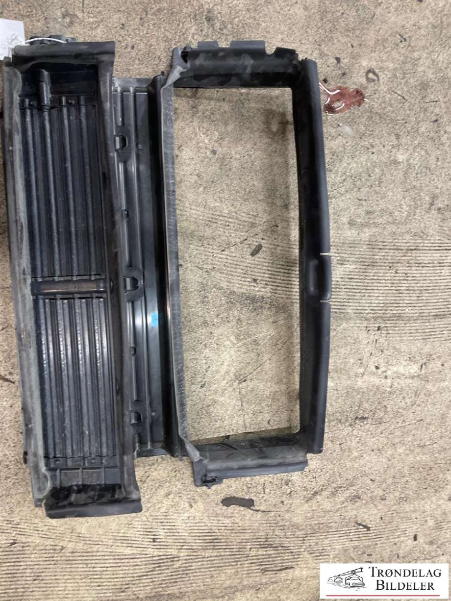 Grill til Volvo XC60 2017-->> (Type II)  (32244782|)