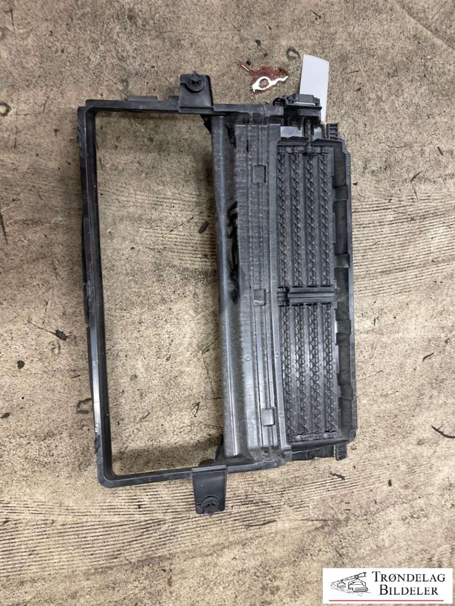 Grill til Volvo XC60 2017-->> (Type II)  (32244782|)
