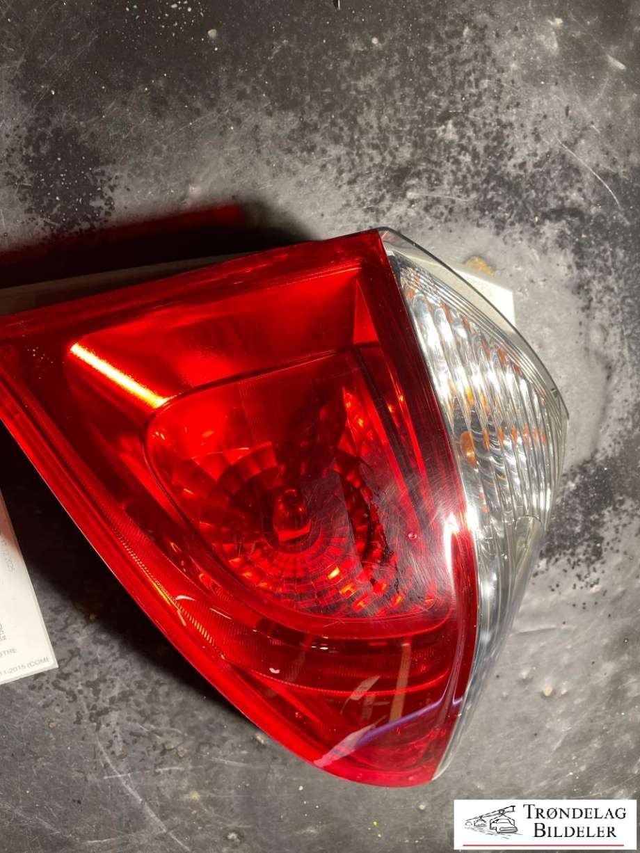 Baklykt venstre til Toyota Verso-S 2011-2015 (COMBI) (COMBI) (8156152730|)