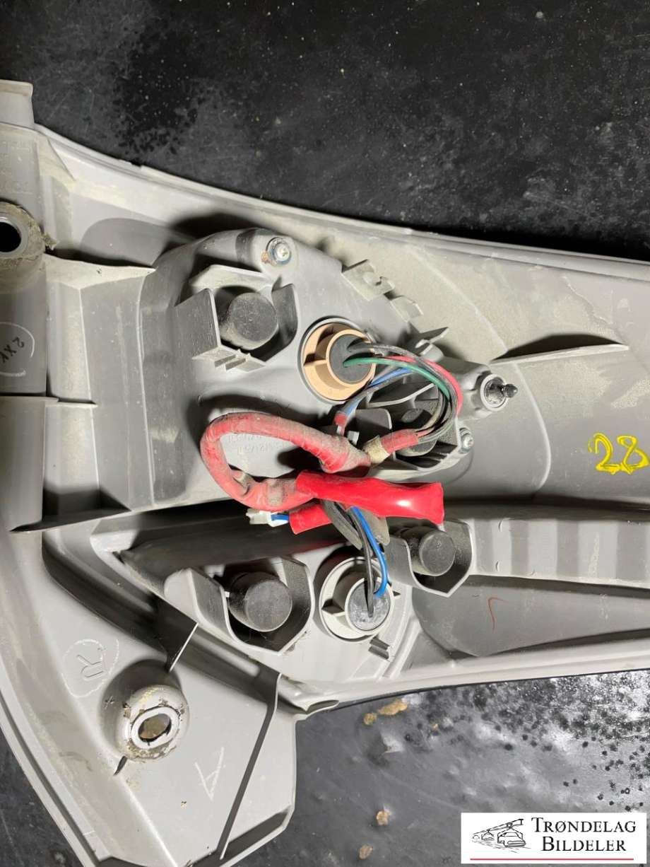 Baklykt venstre til Toyota Verso-S 2011-2015 (COMBI) (COMBI) (8156152730|)