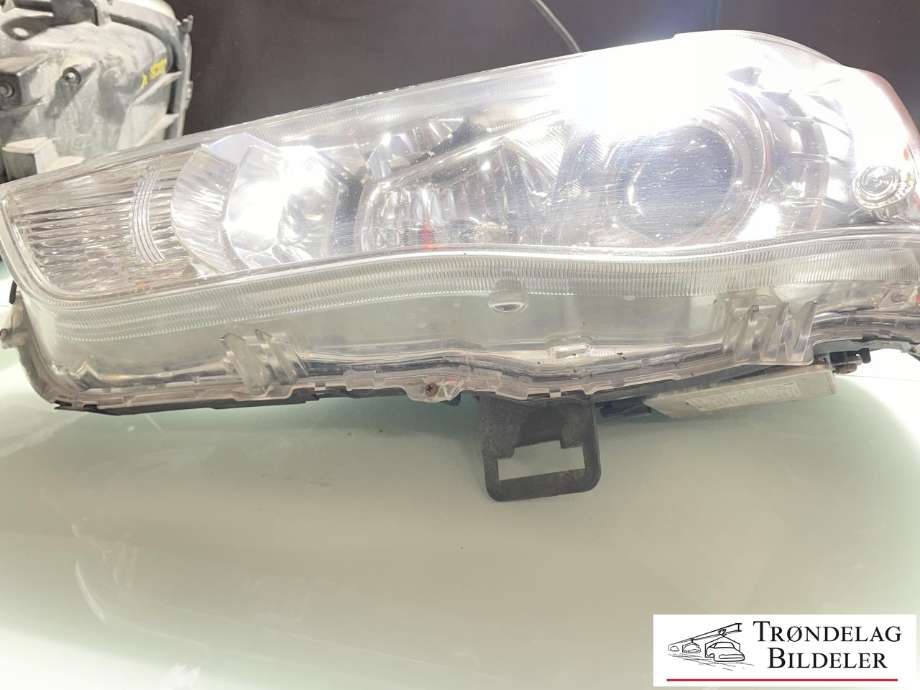 Frontlykt venstre xenon til Mitsubishi Outlander 2010-2012 (Type II, Fase 2)  (8301B557|8301C411|)
