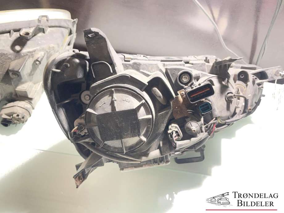 Frontlykt venstre xenon til Mitsubishi Outlander 2010-2012 (Type II, Fase 2)  (8301B557|8301C411|)