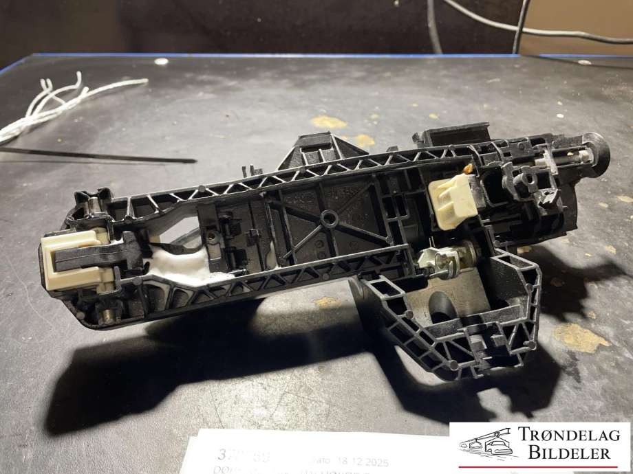 Dørhåndtak utv høyre bak til Mercedes GLK 2008-2015 (X204) (X204) (A 204 760 0834|A 204 760 02 70  9197|)