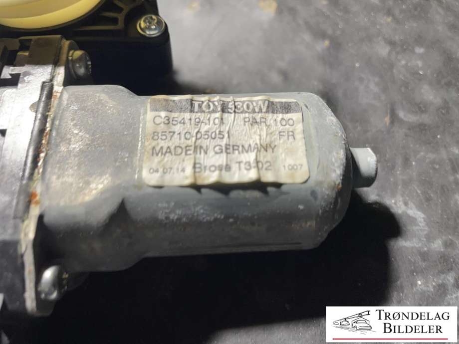 Ruteheis, kun motor, venstre bak til Toyota Avensis 2009-2015 (Type III, Fase 1) (85701-02010|)