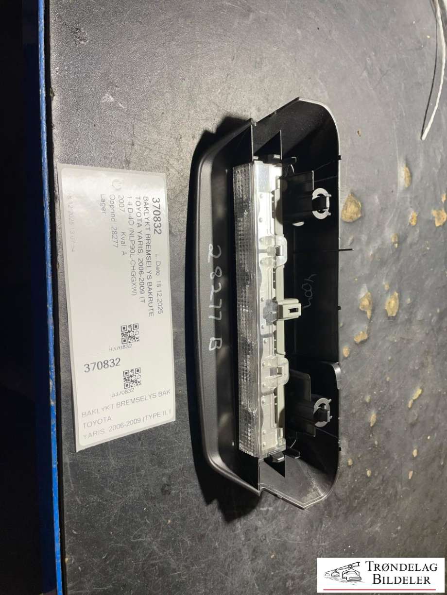 Baklykt bremselys bakrute til Toyota Yaris 2006-2009 (Type II, Fase 1) (81570-0D040|81977-0D020|288-16698)