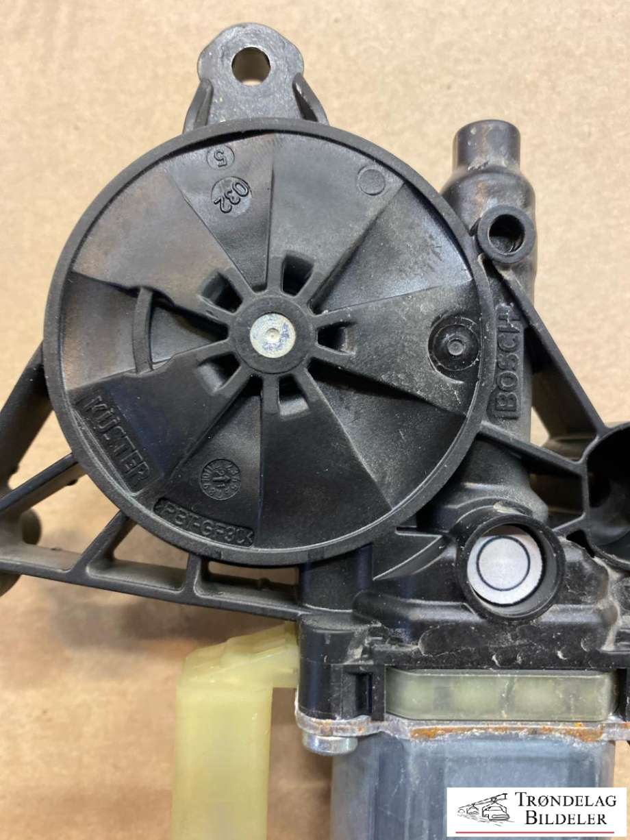 Ruteheis, kun motor, høyre bak til Porsche Taycan 2019-->>  (971 959 802|)