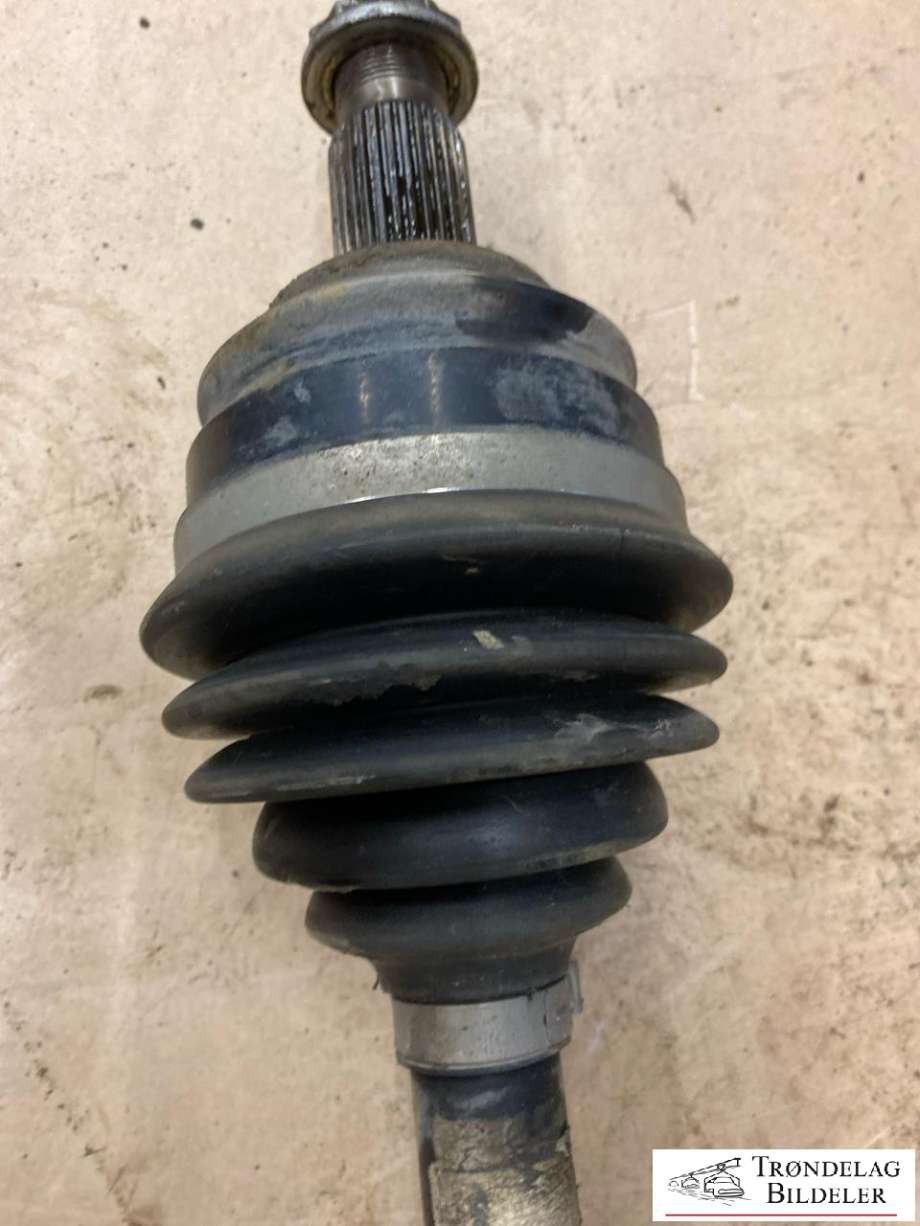 Drivaksel foran til BMW X5 2000-2006 (E53) (E53) (31 60 7 565 313|31 60 7 565 314|)
