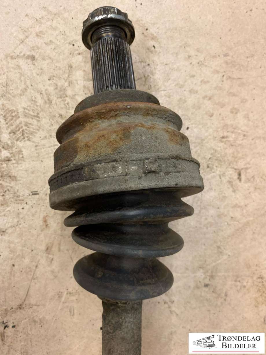 Drivaksel venstre foran til BMW X5 2000-2006 (E53) (E53) (31 60 7 565 313|31 60 7 565 314|)
