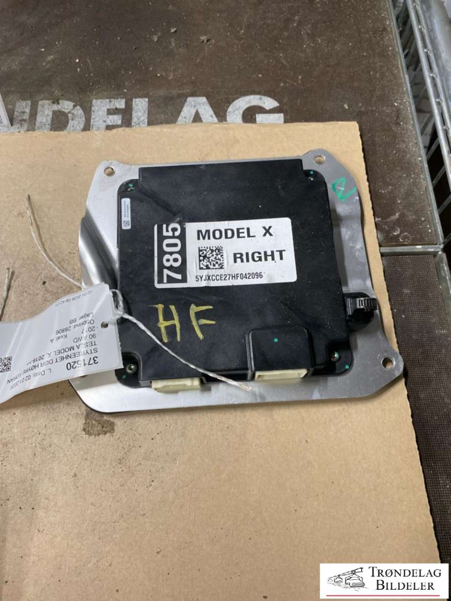 Styreenhet dør høyre foran til Tesla Model X, 2016-->>  (105018300D)