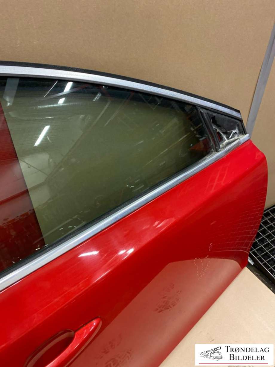 Dør høyre foran til Volvo V40 2012-2019 (32321019|31278420|)