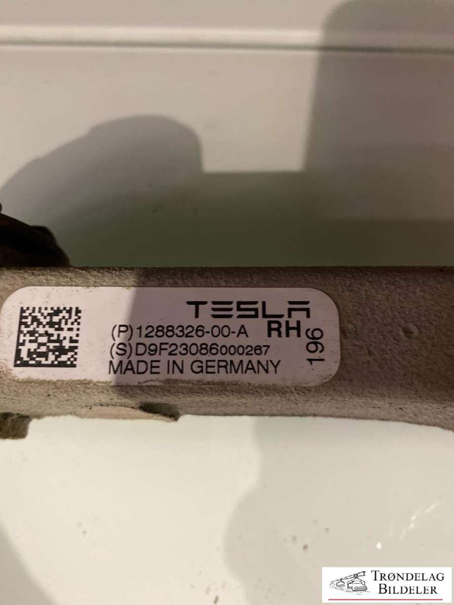 Bærebru høyre foran øvre til Tesla Model Y 2021-2024 (Type I)  (1288326-00A|)