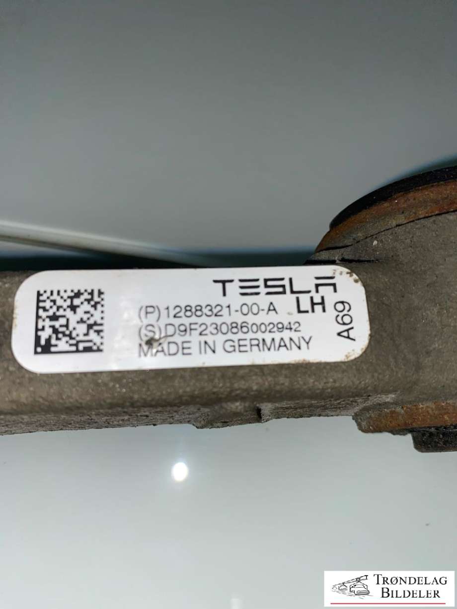 Bærebru venstre foran øvre til Tesla Model Y 2021-2024 (Type I) (1288321-00-A|)