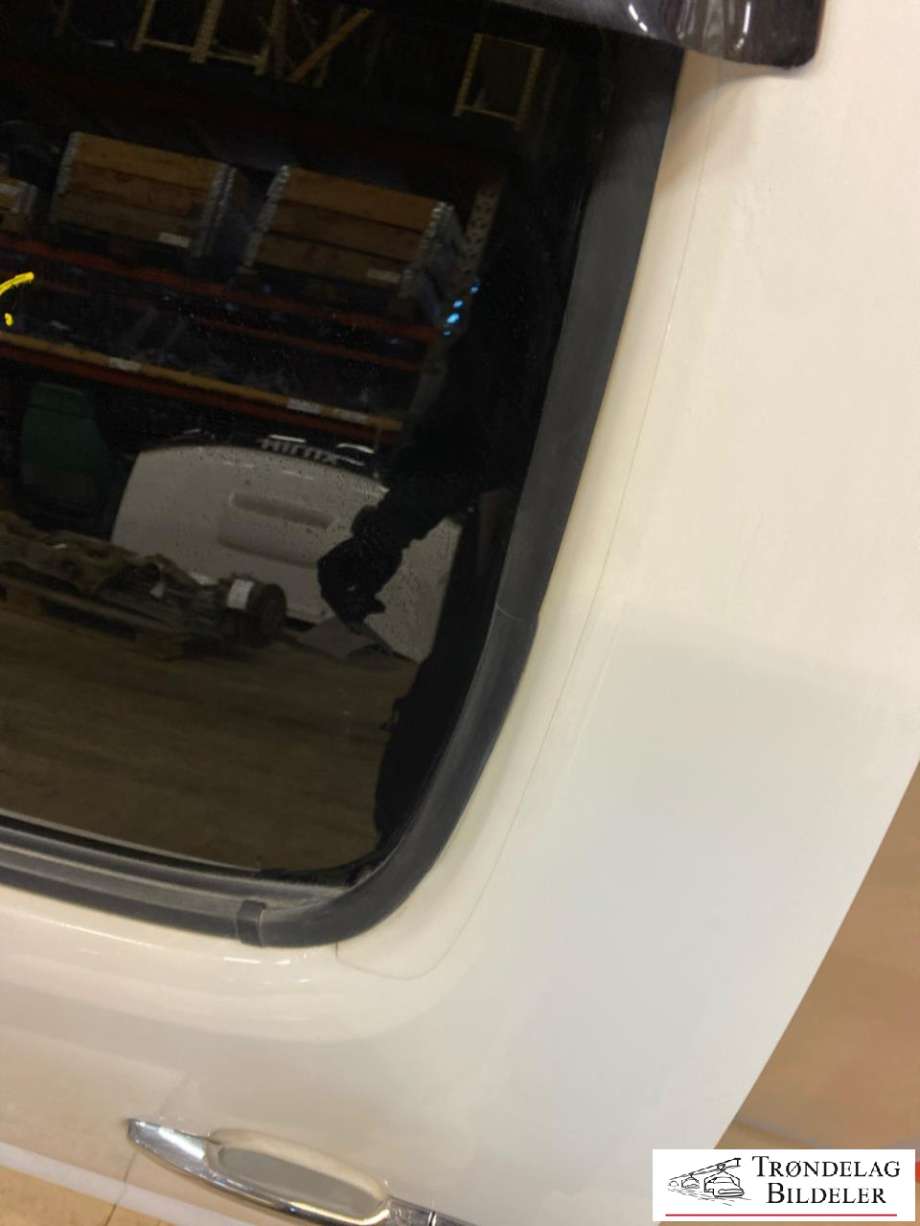 Dør venstre bak til Toyota Hilux 2012-2016 (670040K060|)