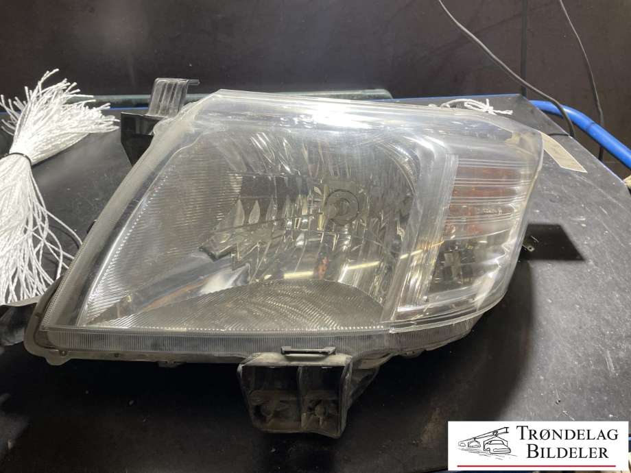 Frontlykt venstre halogen til Toyota Hilux, 2012-2016  (811500K440)