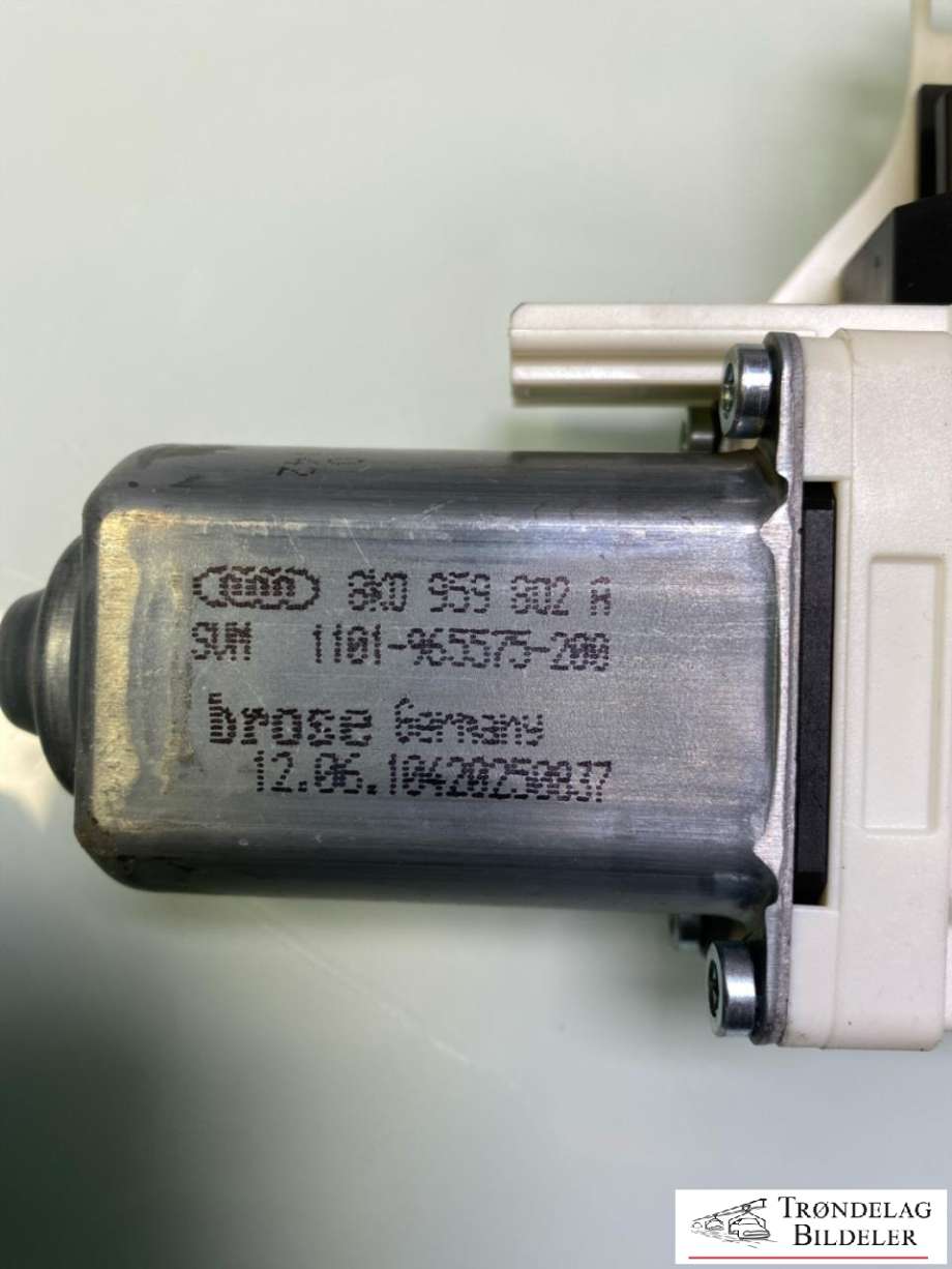 Ruteheis, kun motor, høyre foran til Audi A4 2007-2014 (Type IV) (B8) (B8) (8K0959802A|)