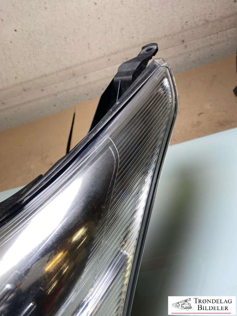 Frontlykt venstre halogen til Toyota Avensis 2009-2015 (Type III, Fase 1) (8107005330|)